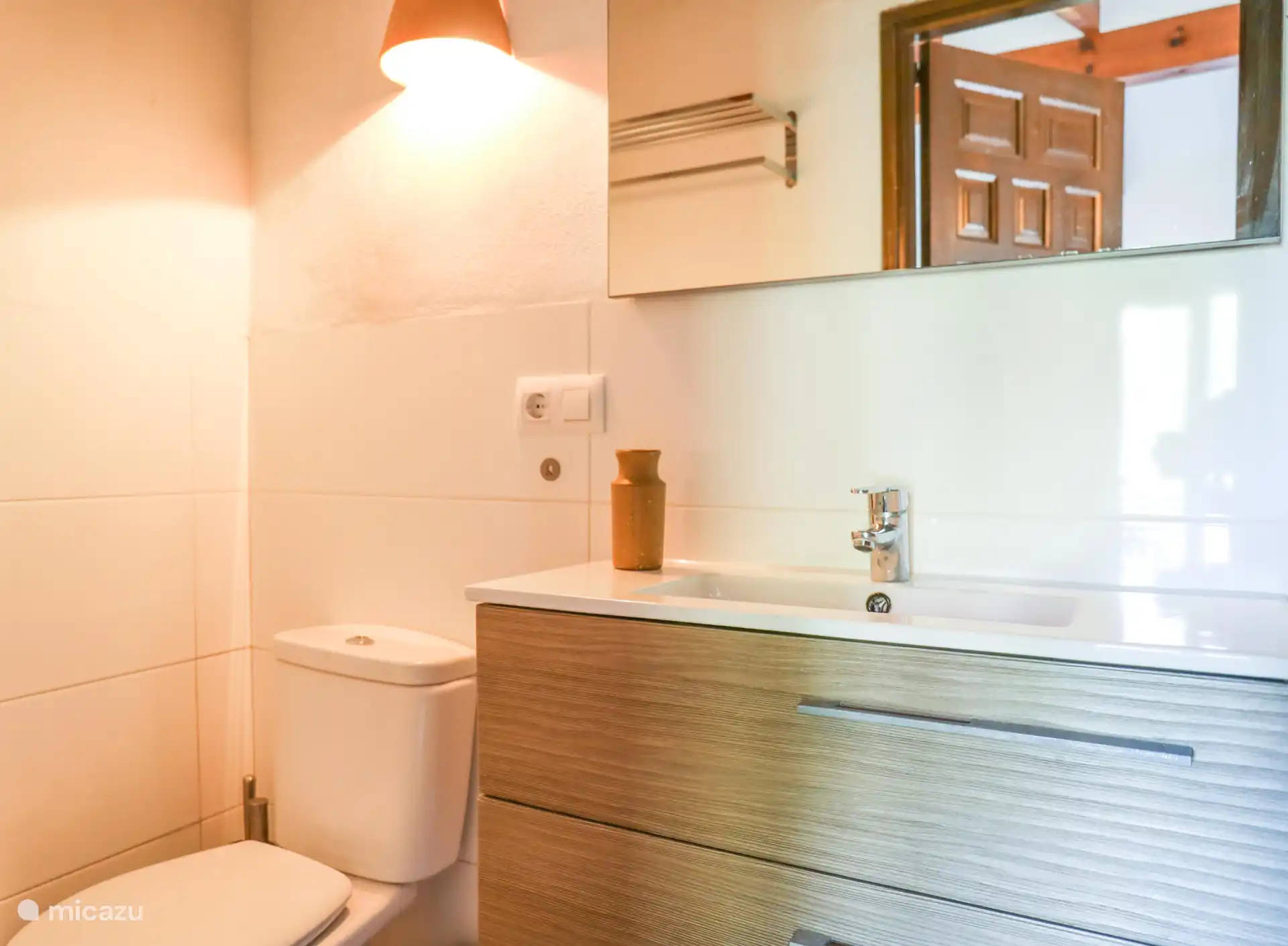 La salle de bain séparée dans le studio. 