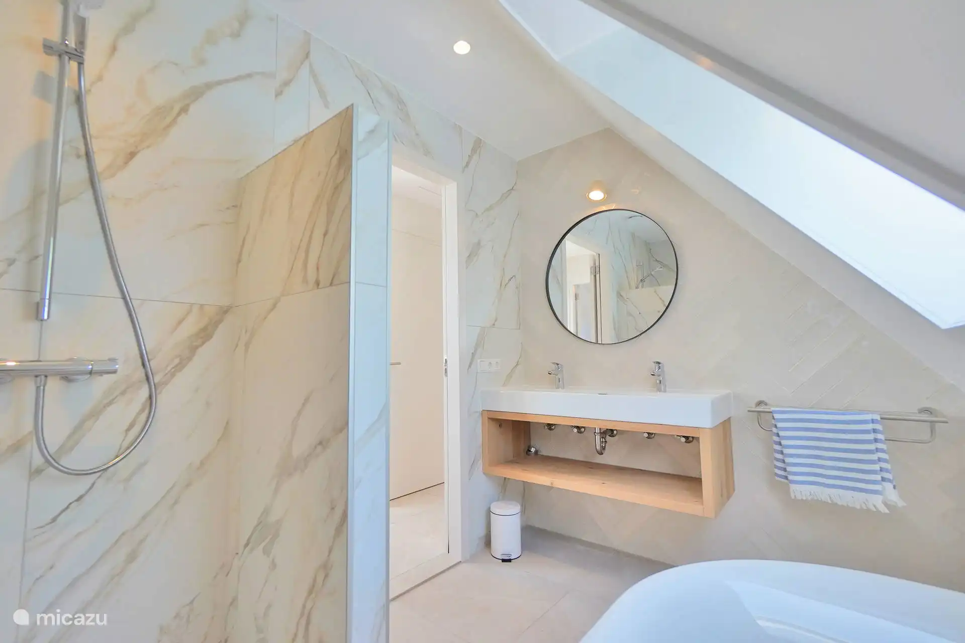 Badezimmer im Erdgeschoss. 