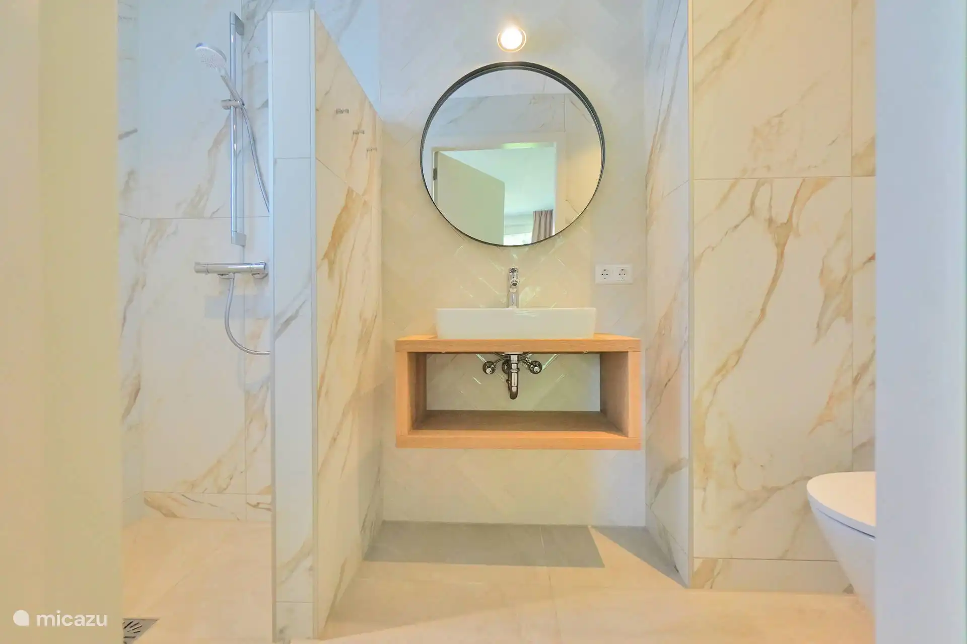 Badezimmer im Erdgeschoss. 