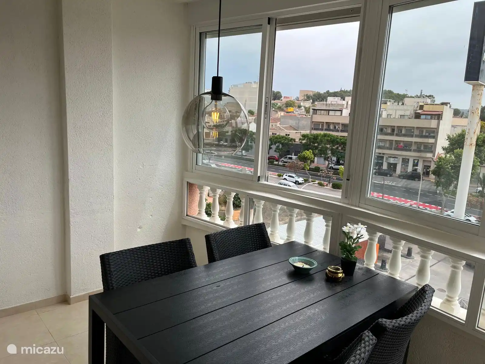 Balcon spacieux orienté plein sud, en hiver il est équipé de fenêtres, de sorte que vous avez l’impression d’une véranda, en été tout est ouvert