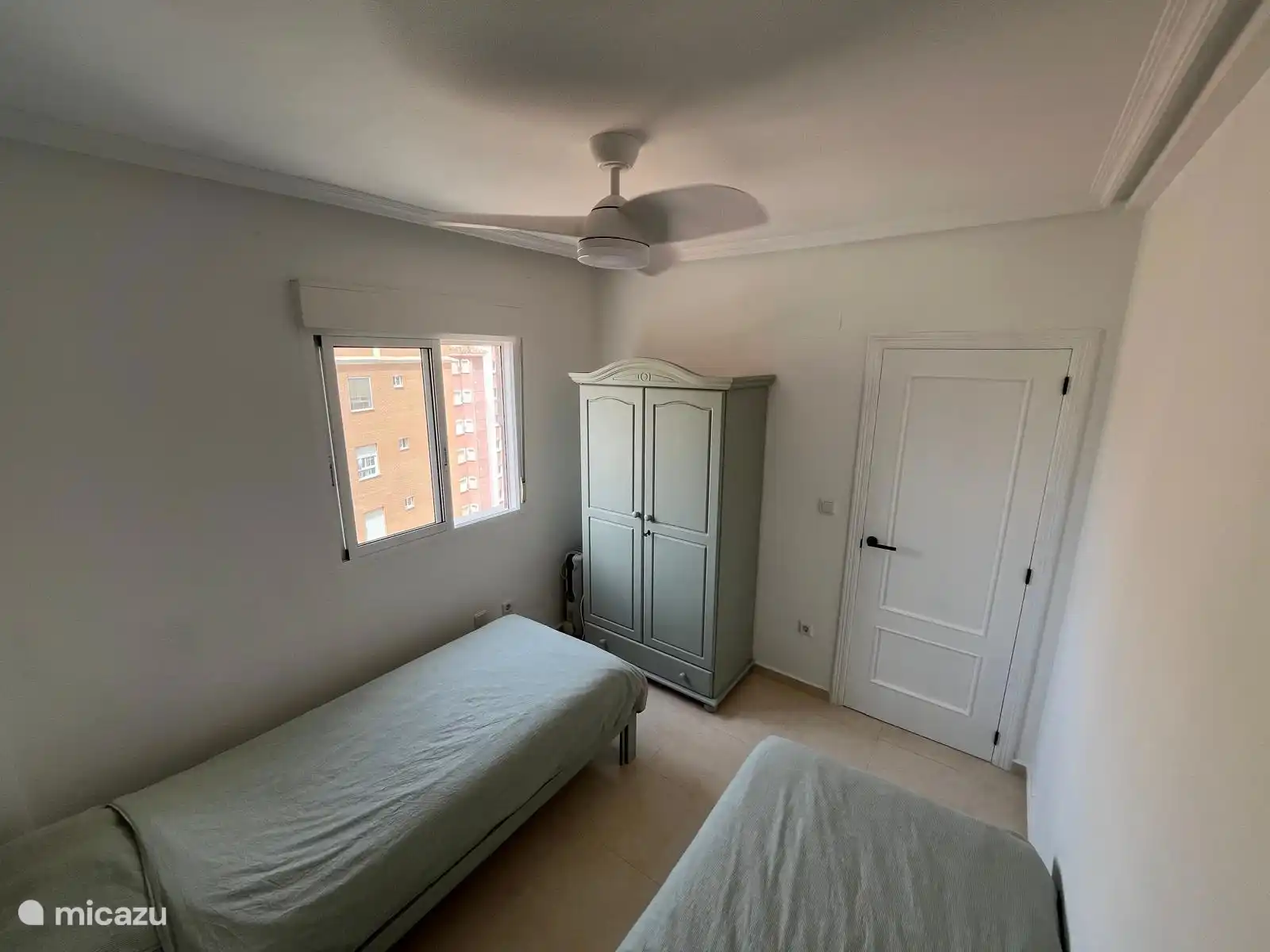 2ème chambre avec 2 lits, placard et ventilateur