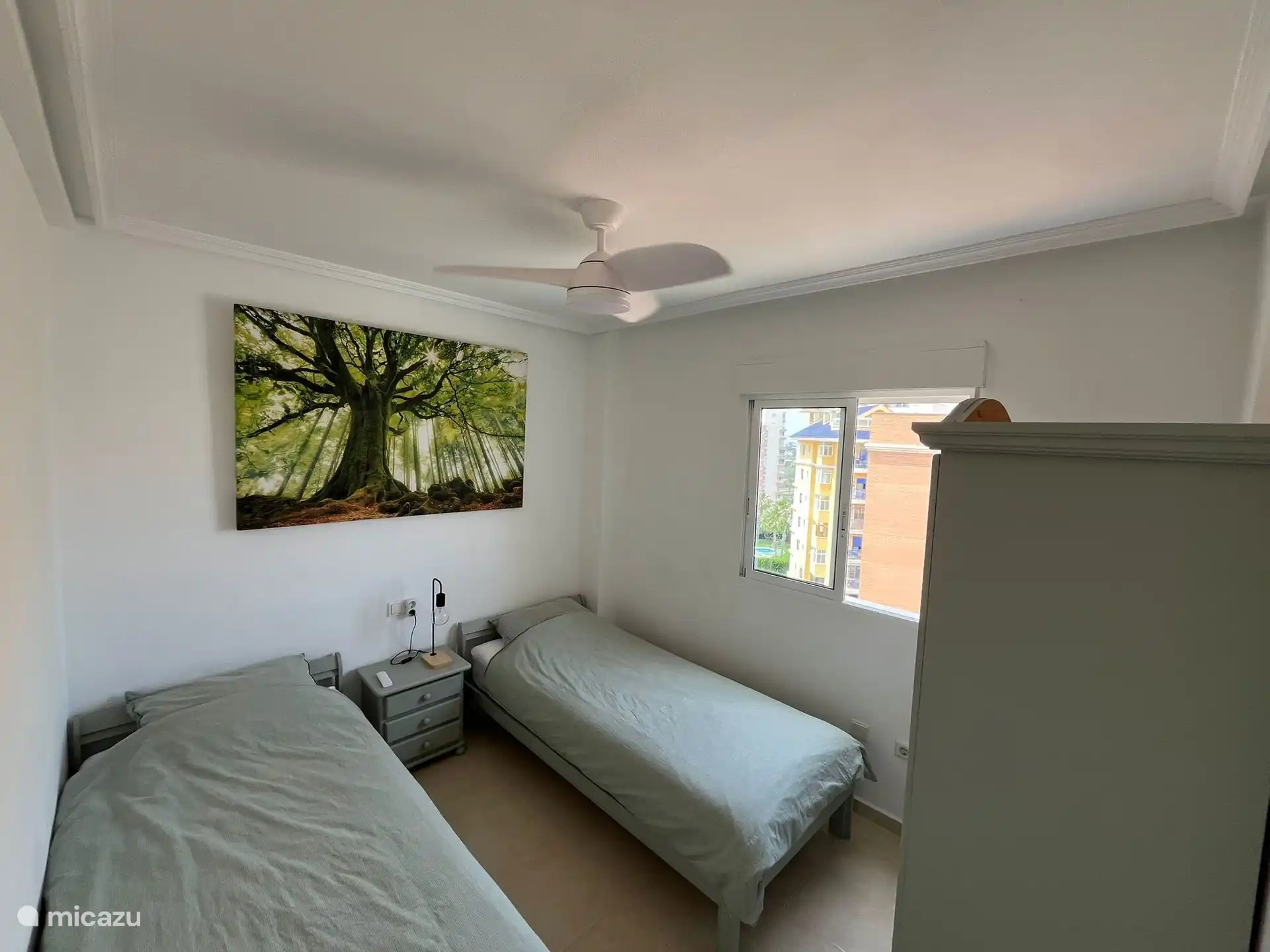 2ème chambre avec 2 lits, placard et ventilateur