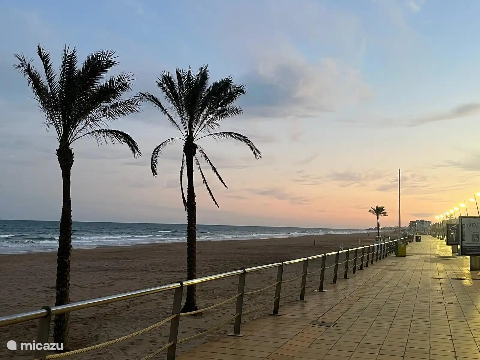 Plage de sable fin Guardamar del Segura et promenade (photo prise un soir de novembre)
