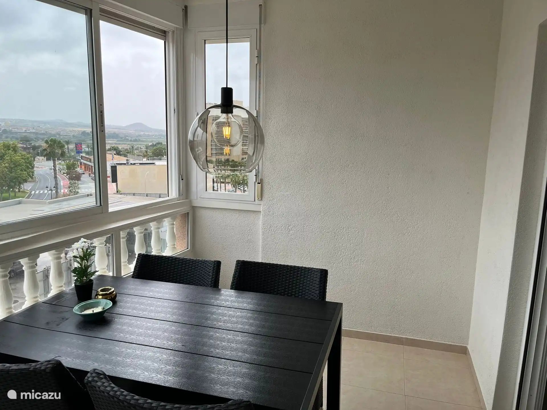 Balcon spacieux orienté plein sud, en hiver il est équipé de fenêtres, de sorte que vous avez l’impression d’une véranda, en été tout est ouvert