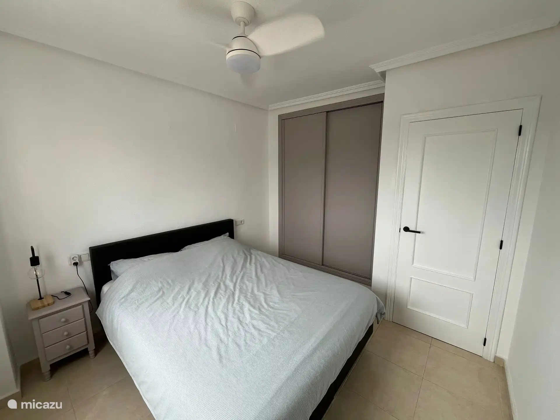 Chambre principale, avec grande armoire encastrée et ventilateur 