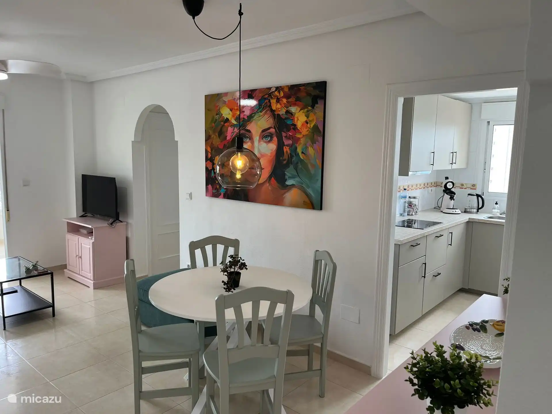 Salle à manger juste à côté de la cuisine