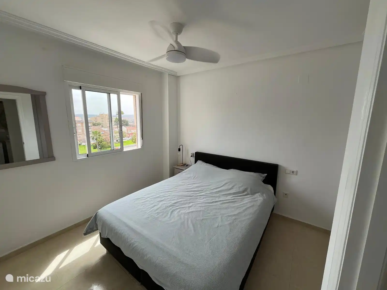 Chambre principale, avec grande armoire encastrée et ventilateur