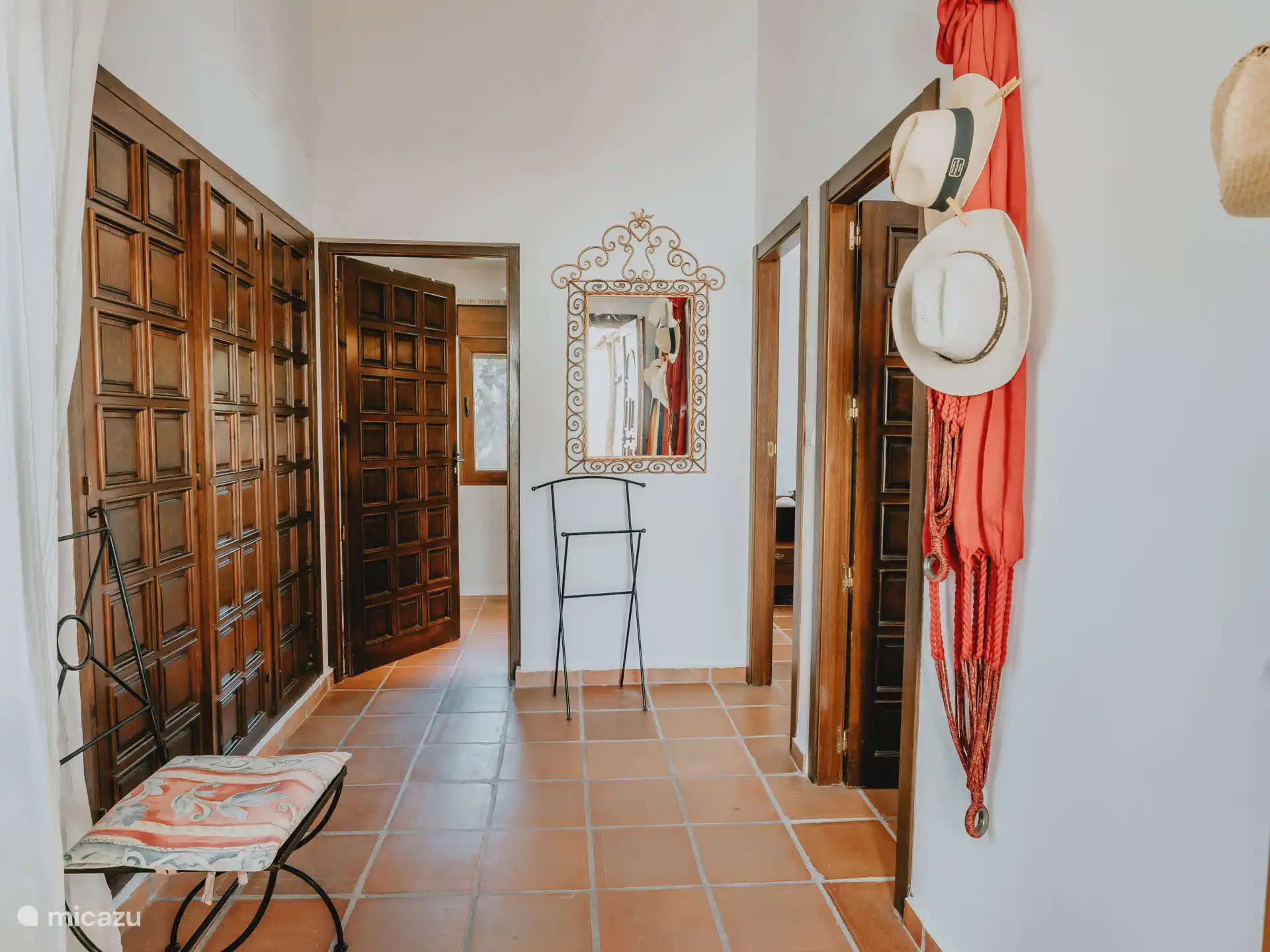 Casa Carolina - Hall a los dormitorios. 