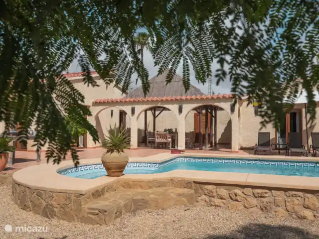 Casa Carolina | Espagne, Costa Blanca, Alfáz del Pi - villa Casa Carolina - Piscine avec chaises longues et terrasse couverte.