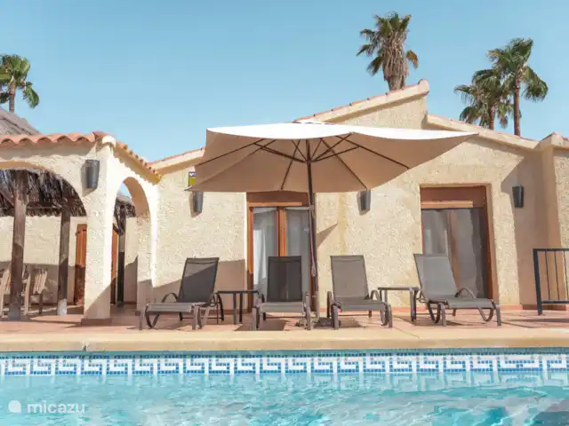 Casa Carolina | Espagne, Costa Blanca, Alfáz del Pi - villa Casa Carolina - Chaises longues au bord de la piscine.