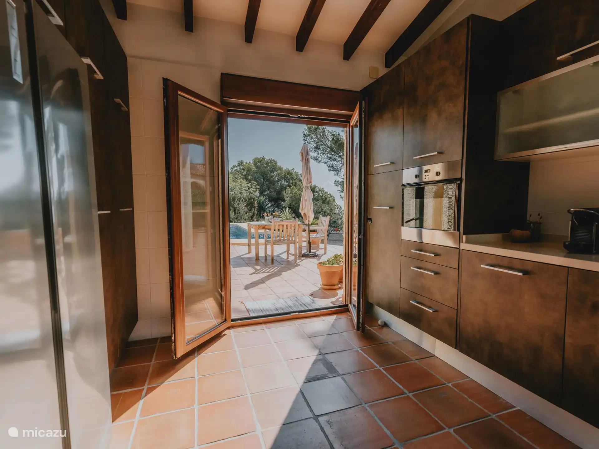 Casa Carolina - Cocina con acceso directo a la terraza de la piscina. 