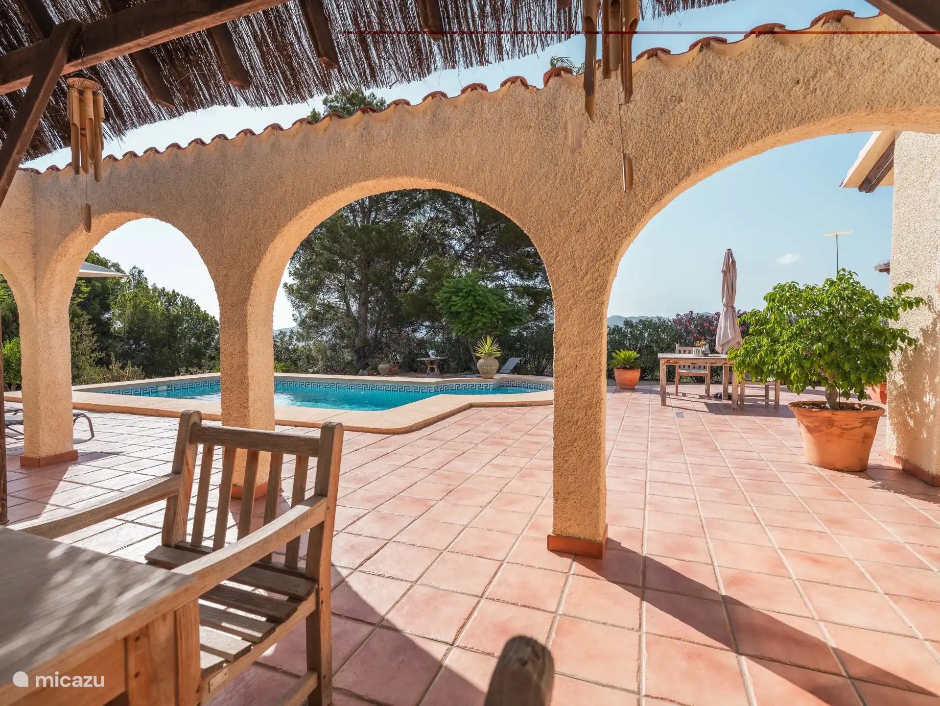 Casa Carolina - Piscina con terraza cubierta. 