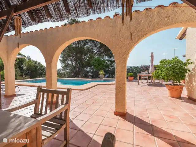 Casa Carolina | Espagne, Costa Blanca, Alfáz del Pi - villa Casa Carolina - Piscine avec terrasse couverte.
