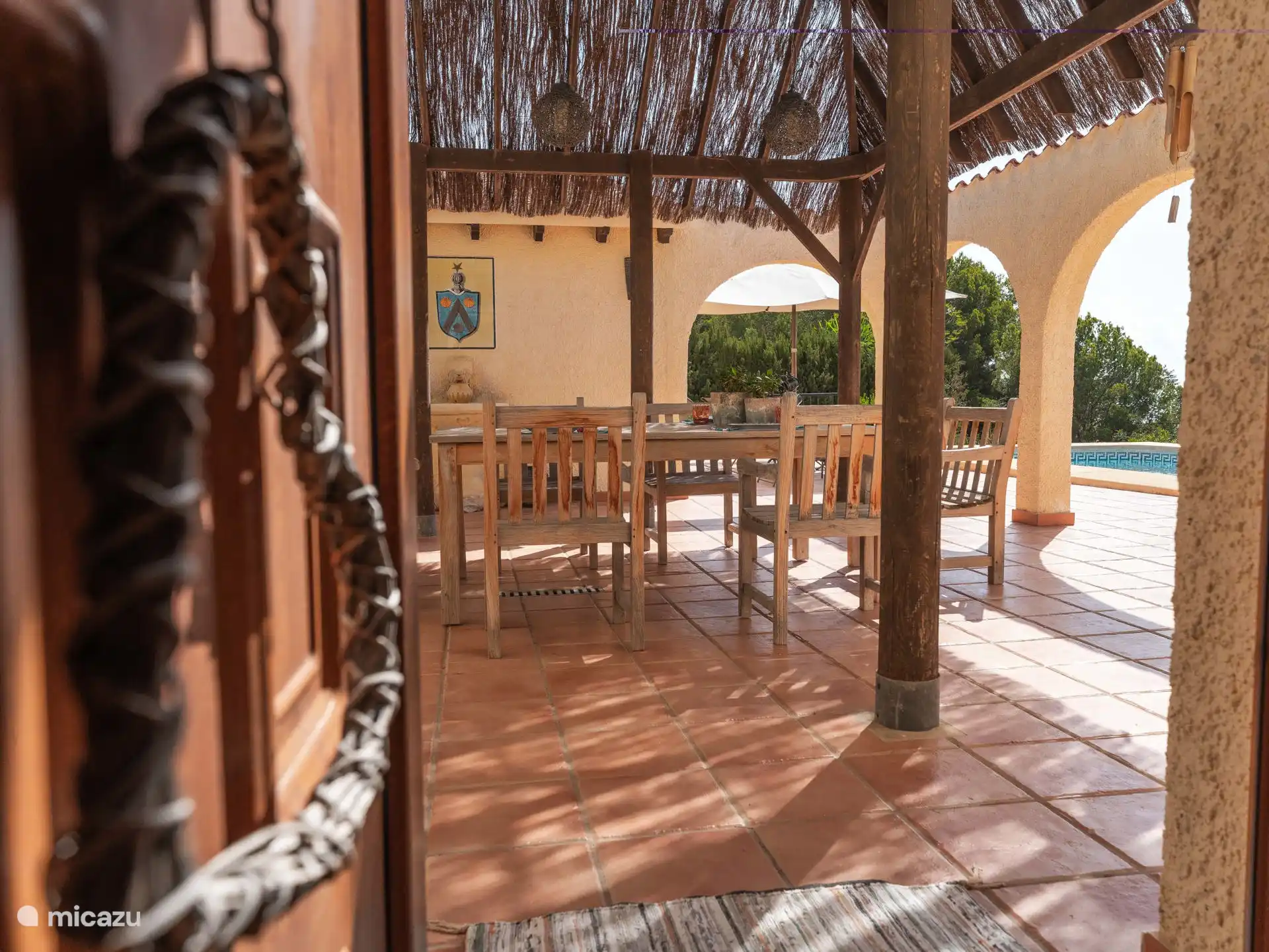 Casa Carolina - Terraza junto a la piscina con atractiva pérgola