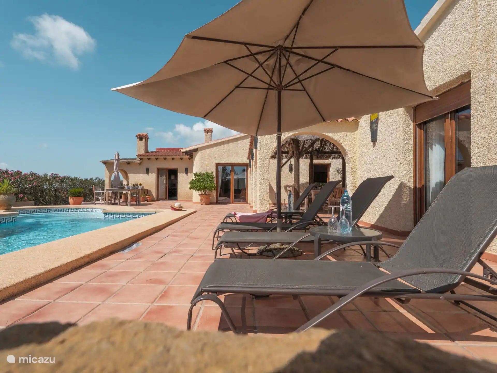 Casa Carolina - Piscina con tumbonas. 