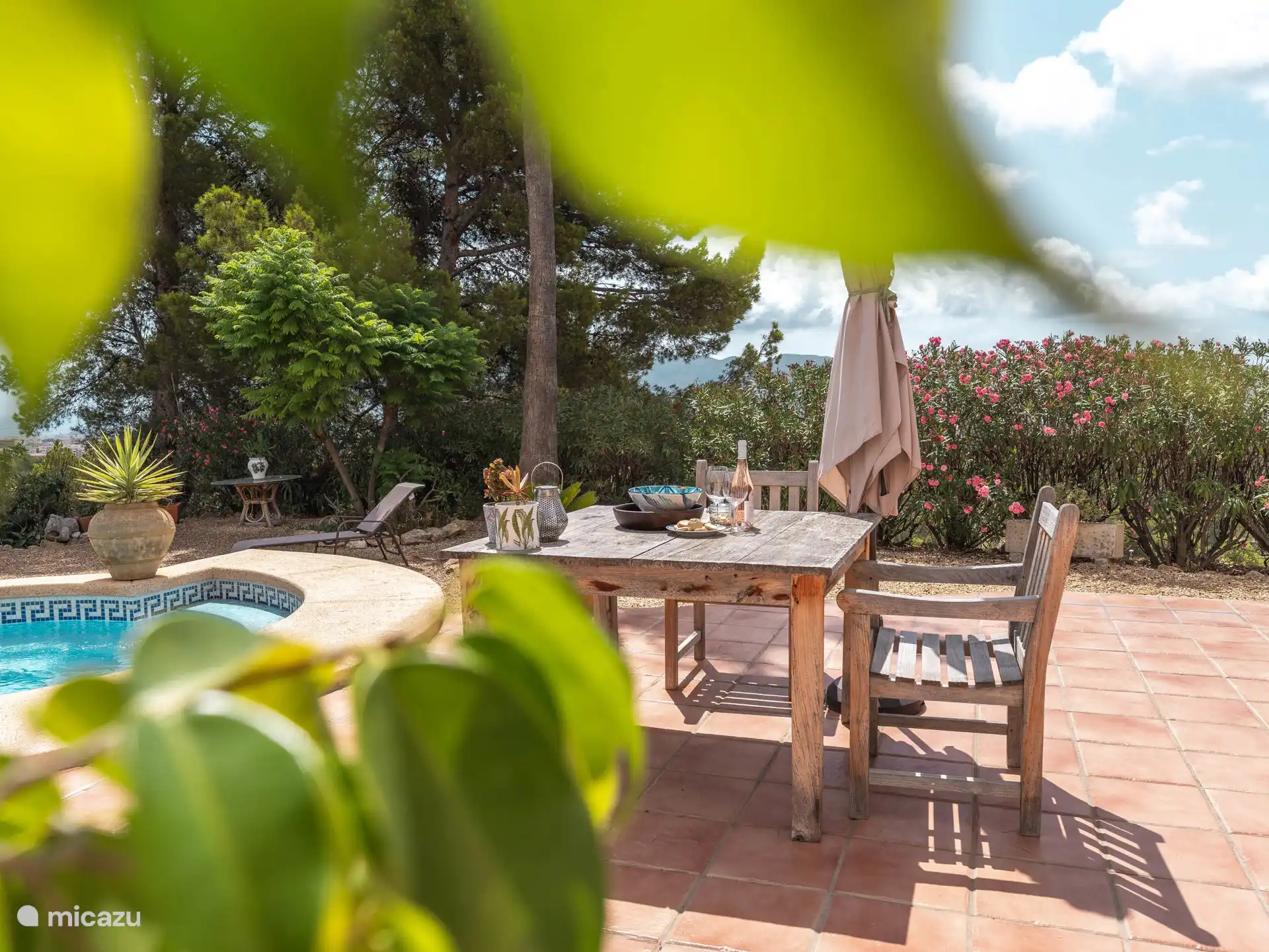 Casa Carolina - Comedor junto a la piscina. 