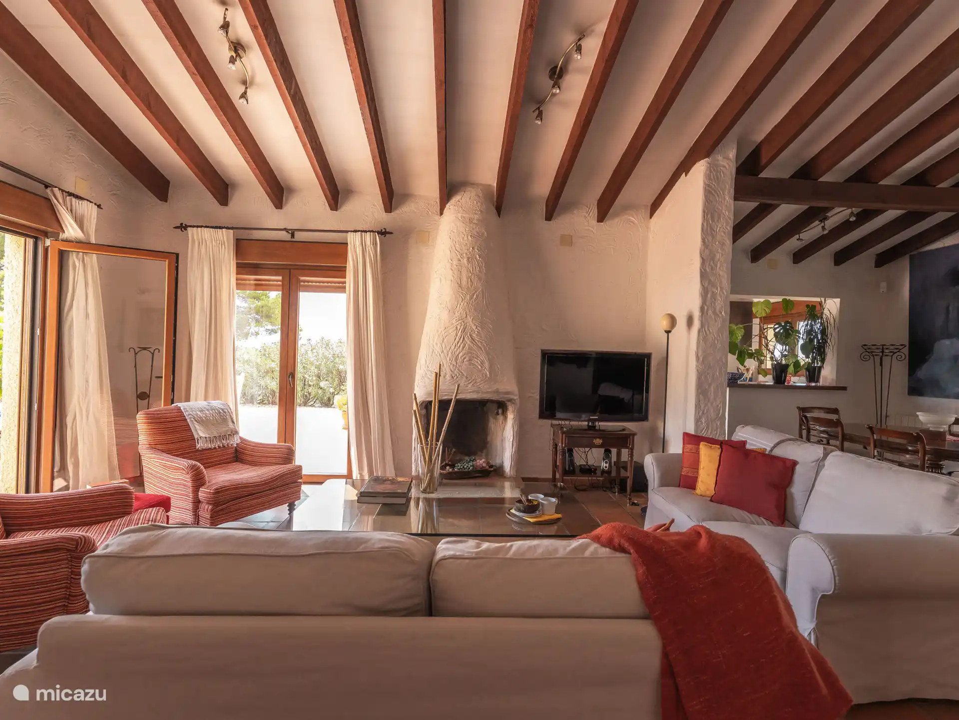 Casa Carolina - Acogedor salón con acceso a la terraza exterior. 