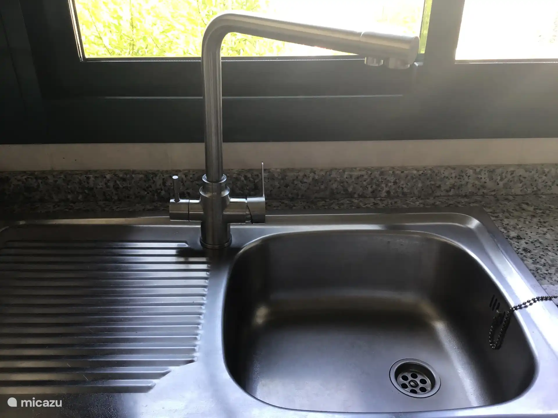 Dankzij de ingebouwde waterkraanfilter (linkerhendel)in de keuken geniet u van heerlijk gefilterd water.