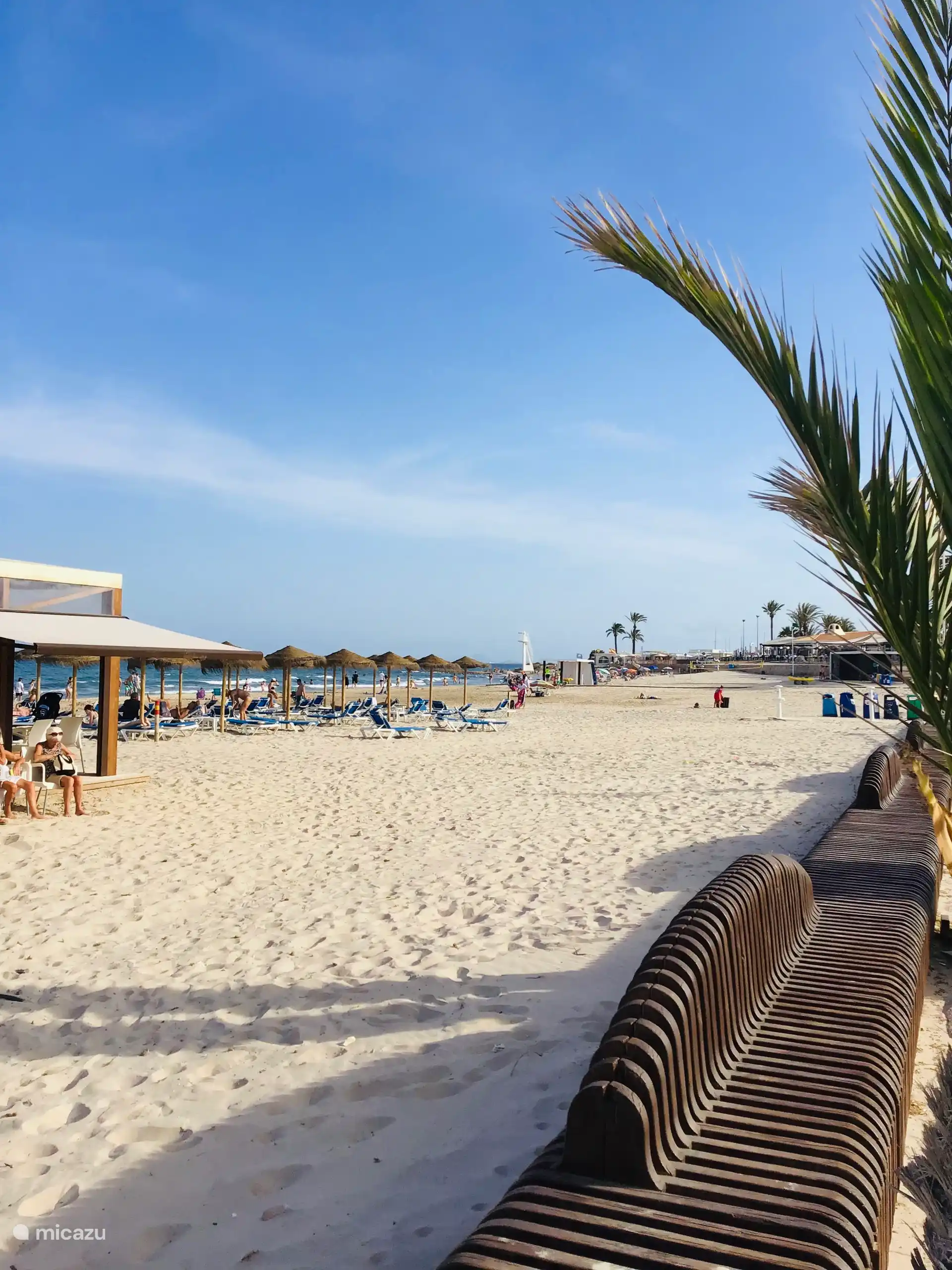 Op het strand bevindt zich een gezellige strandtent