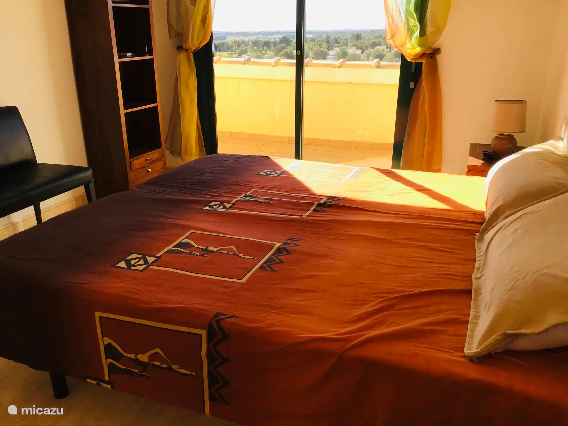 Uitzicht slaapkamer 3 op het balkon.