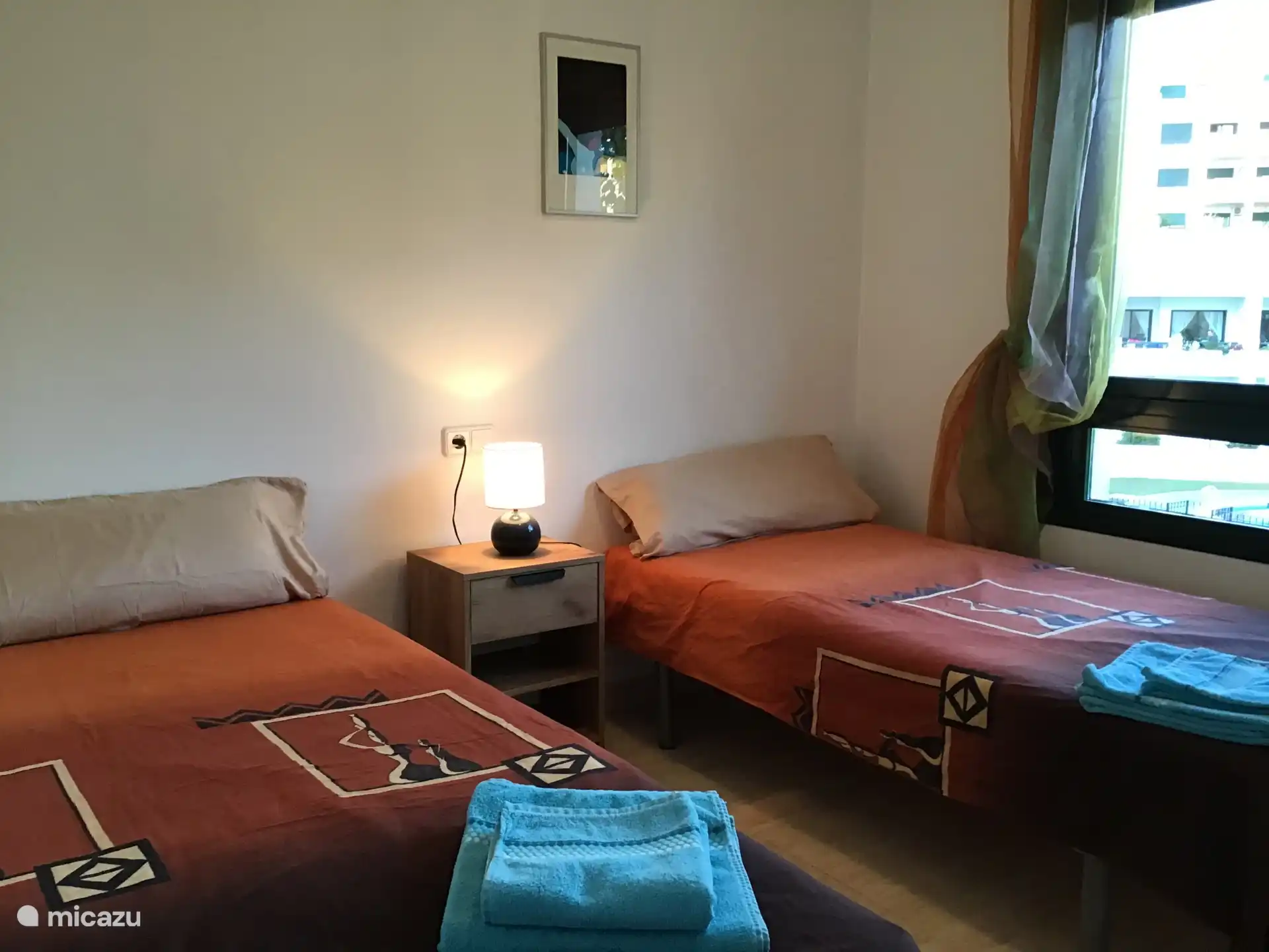 Slaapkamer 2 met badkamer met bad, toilet en wastafel.