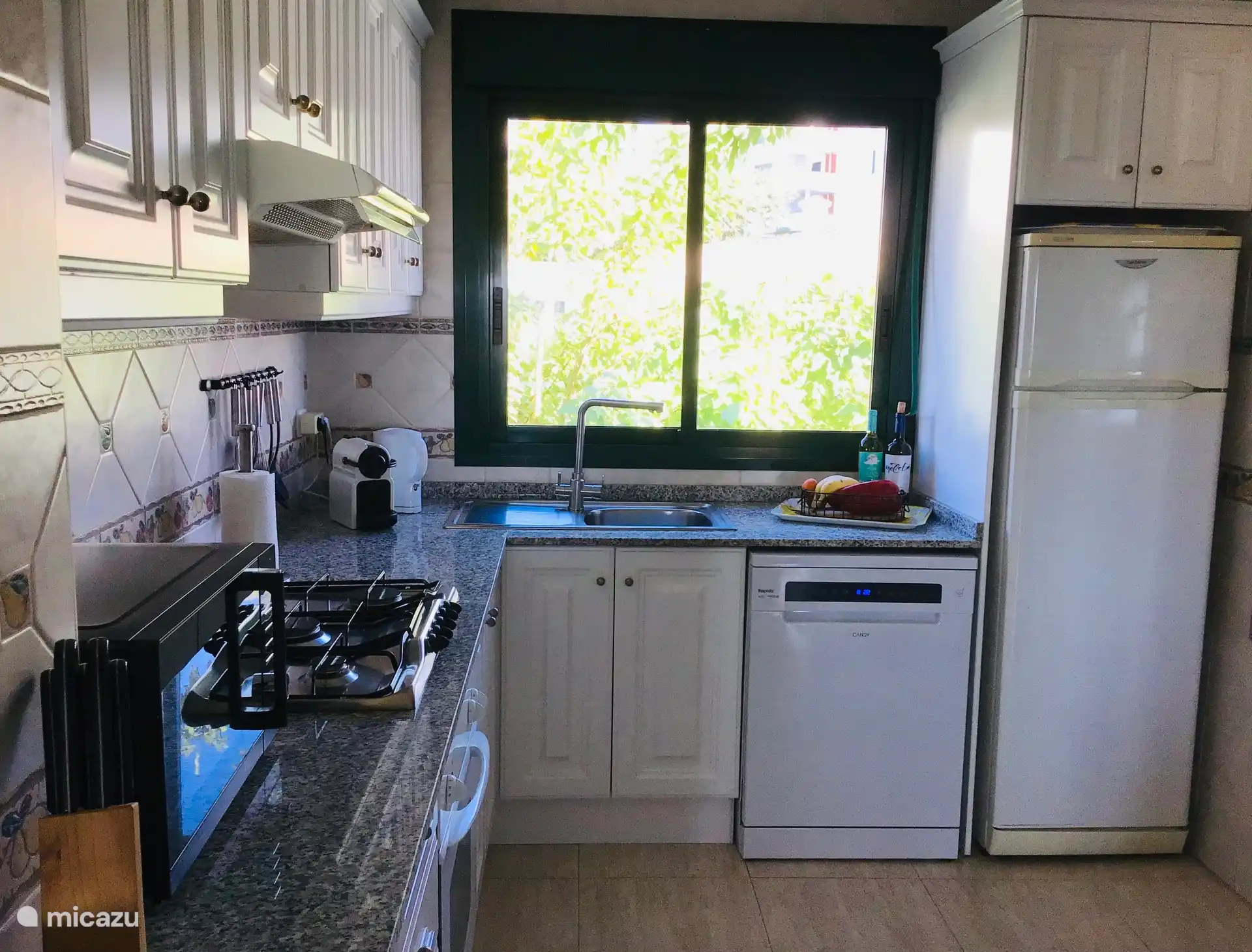 Keuken van alle gemakken voorzien, o.a. vaatwasser, oven, magnetron, ijskast, vriesvak, ingebouwde waterfilter, enz.