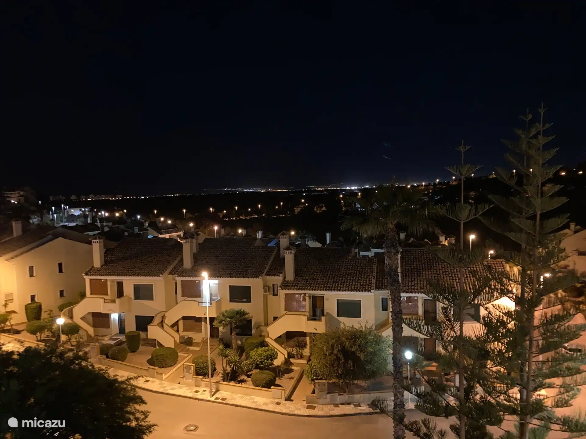 Avond uitzicht vanaf het balkon.