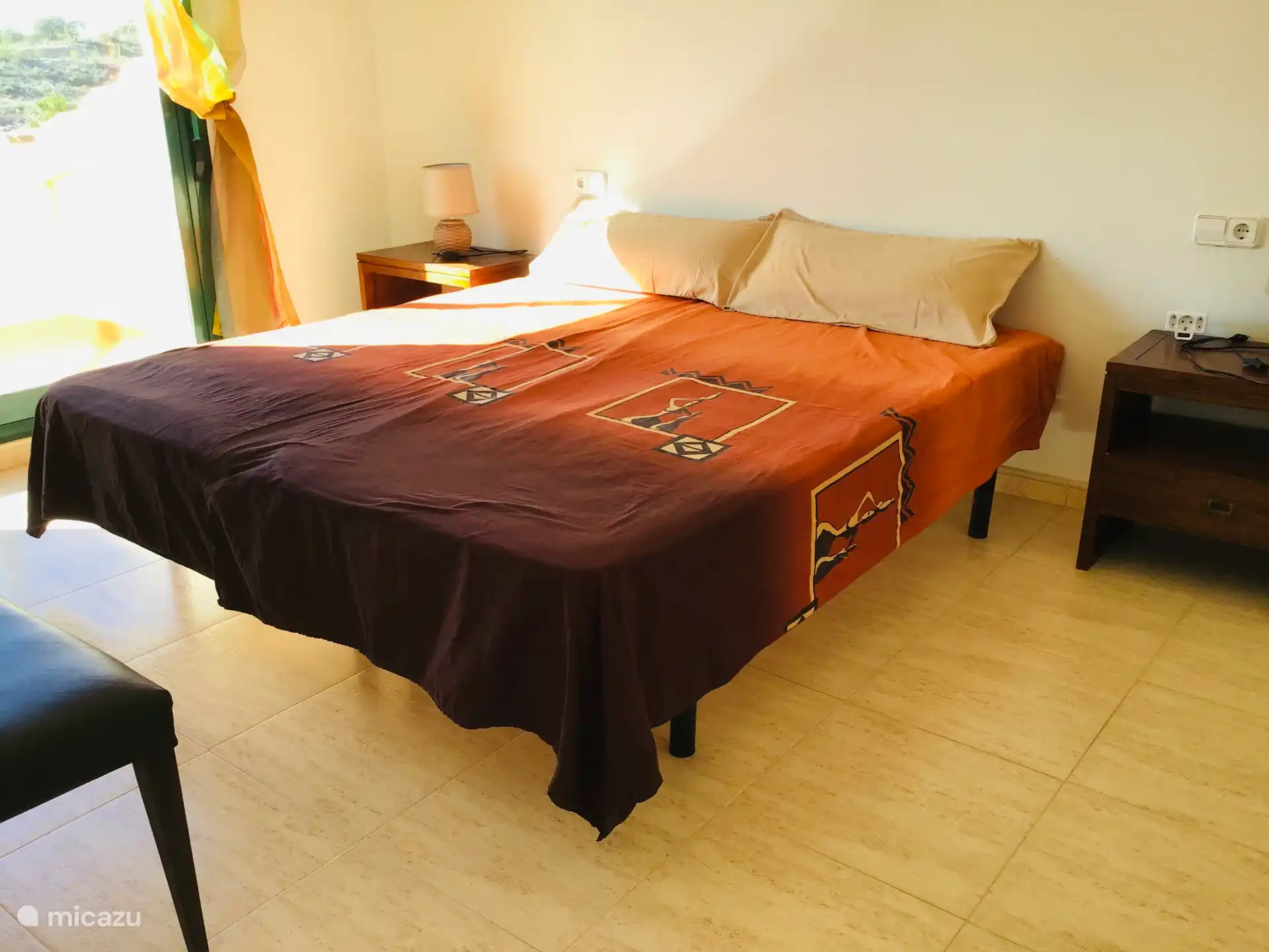 Slaapkamer 3 op tweede verdieping (maisonnette) met eigen badkamer met douche, toilet en wastafel. En eigen balkon van 8 m3 op het zuiden gelegen. 