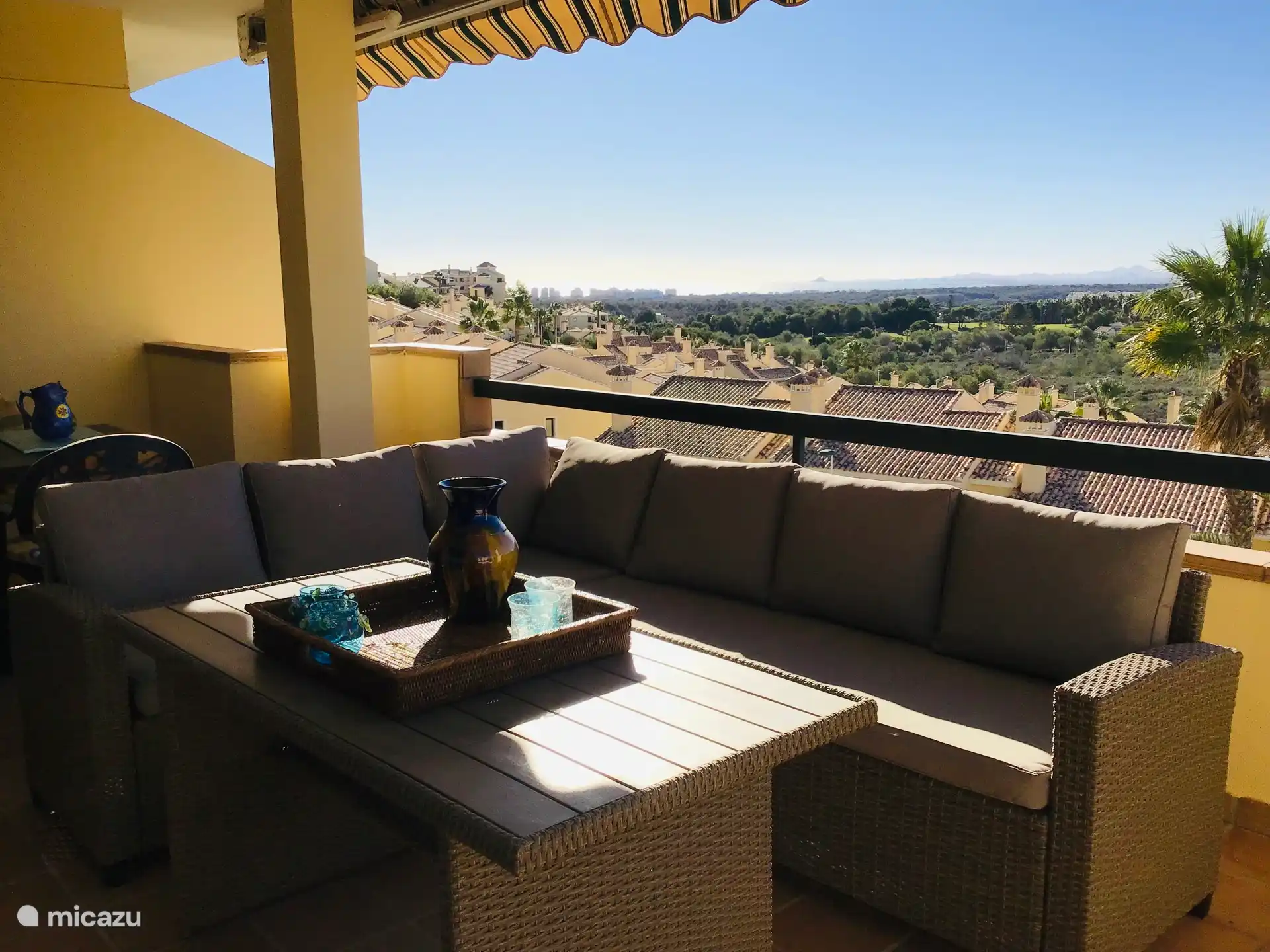 Ruim balkon van 30m3. Op het zuiden gelegen met elektrische zonneluifel