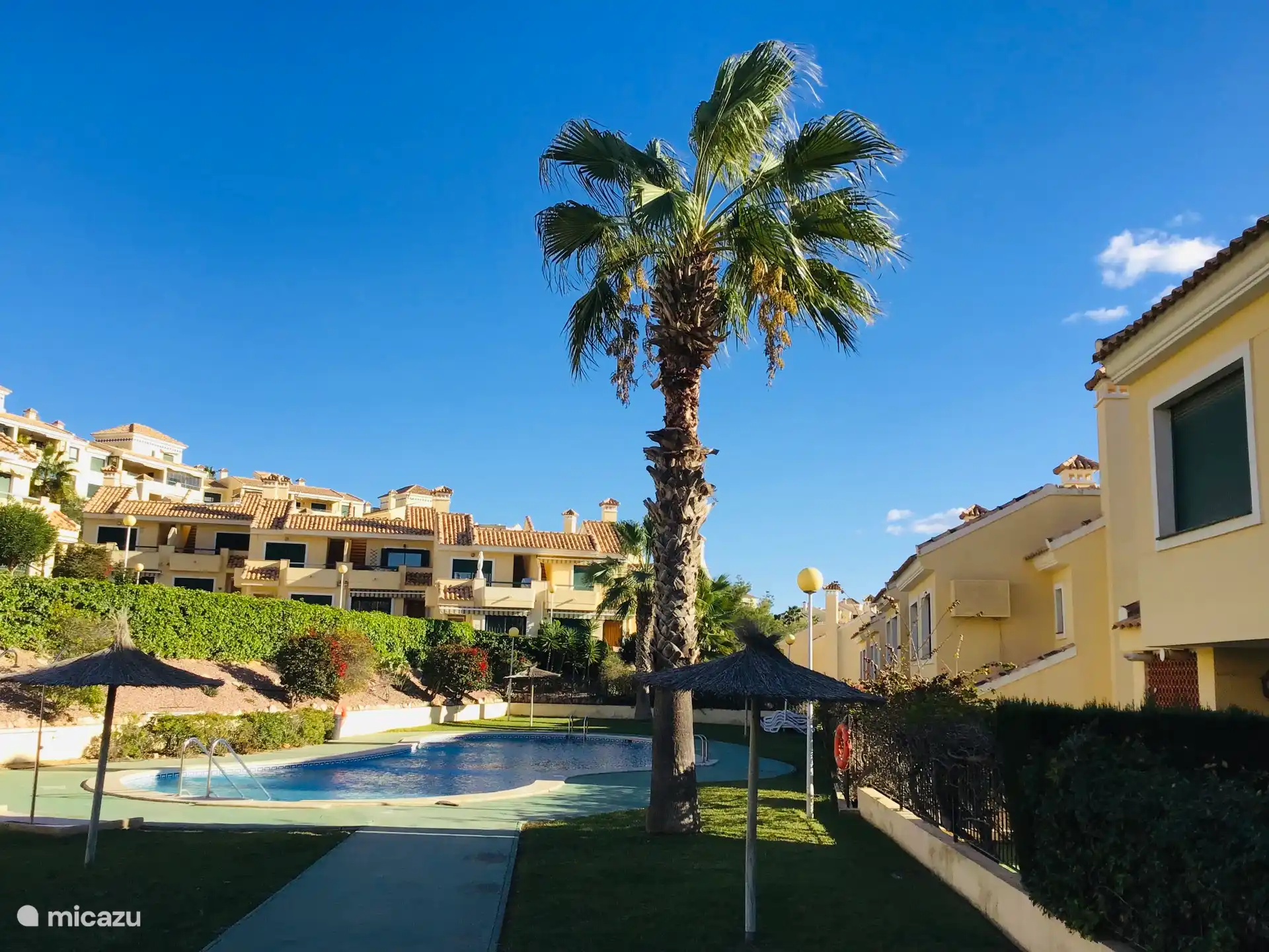 Zwembad is afgesloten en enkel met sleutel te betreden.