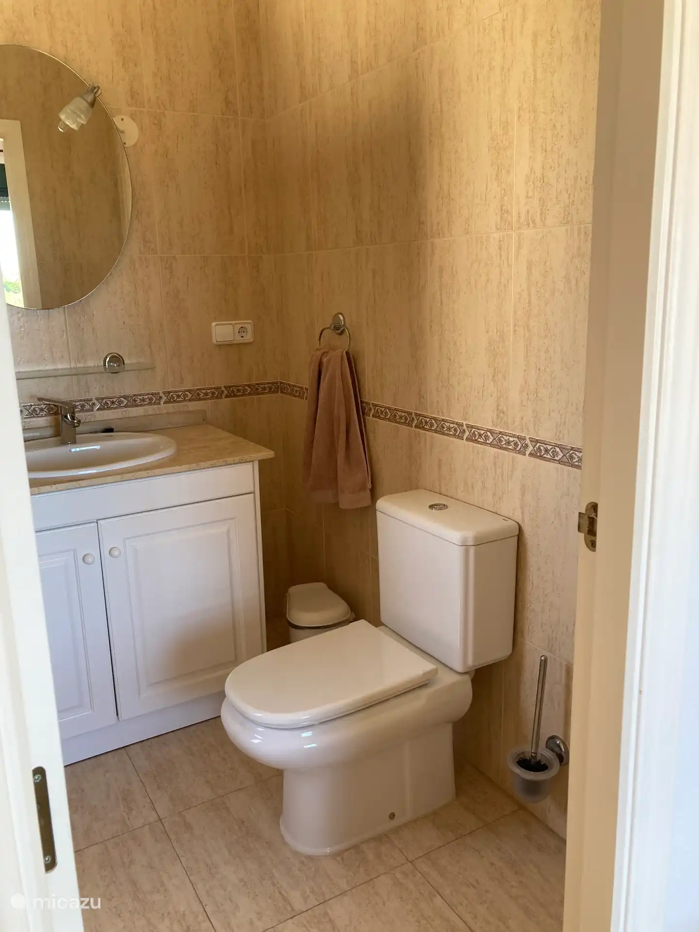 Badkamer van slaapkamer 1 met douche. 