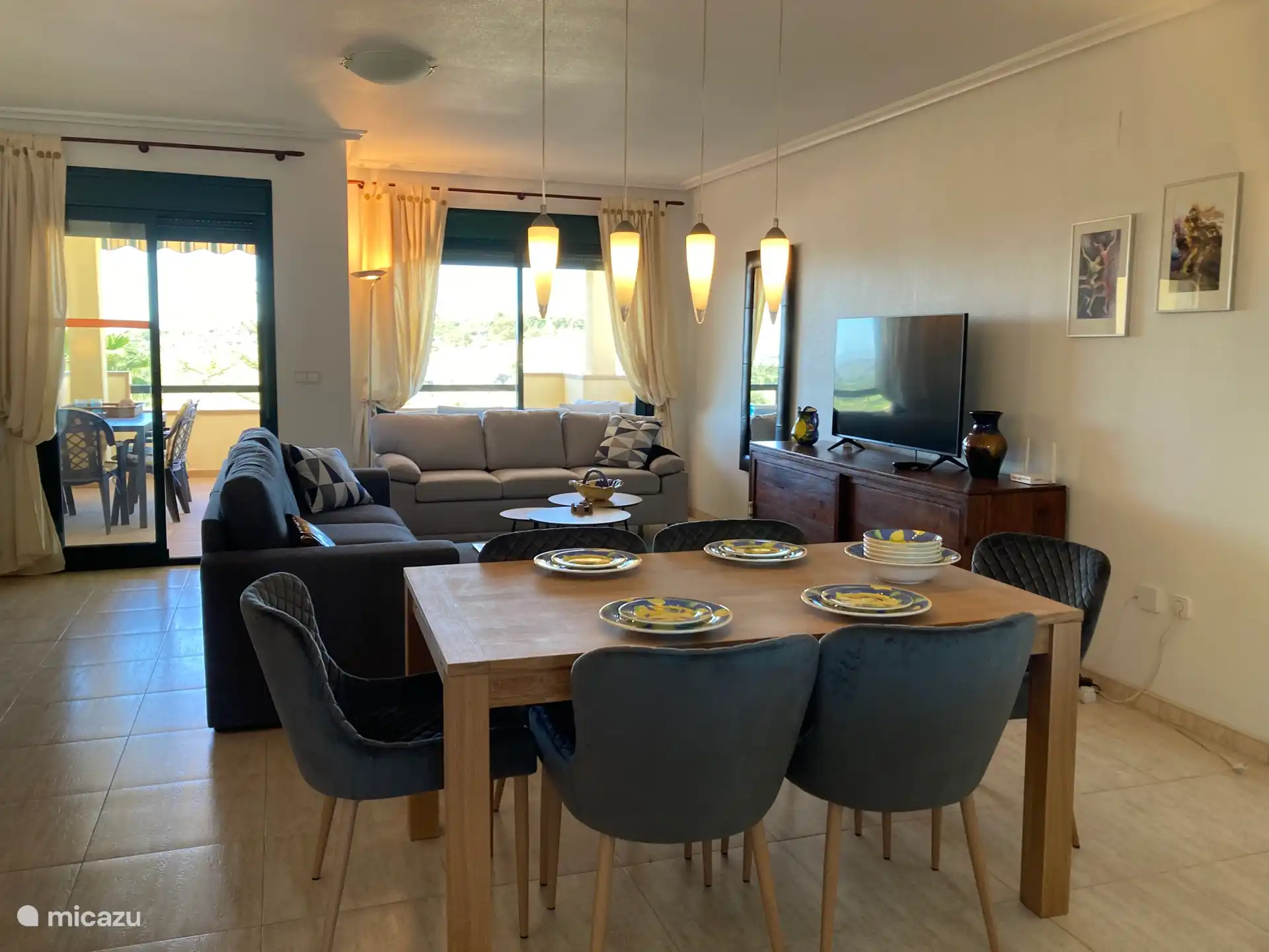 Ruime woonkamer met aangrenzend het balkon. Woonkamer voorzien van o.a TV en WIFI.