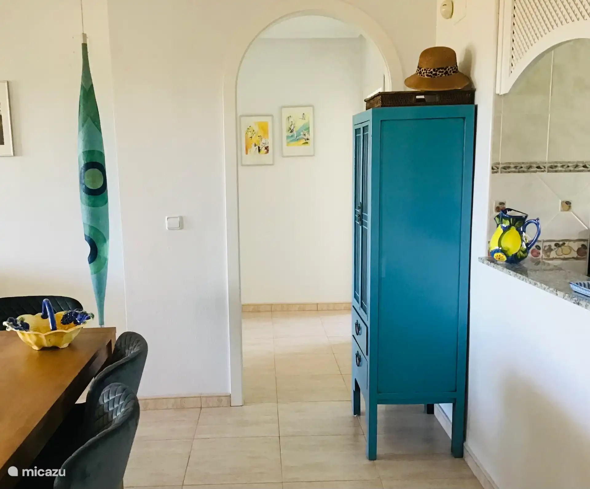 Uitzicht vanuit de woonkamer naar het halletje naar slaapkamers 1 en 2.