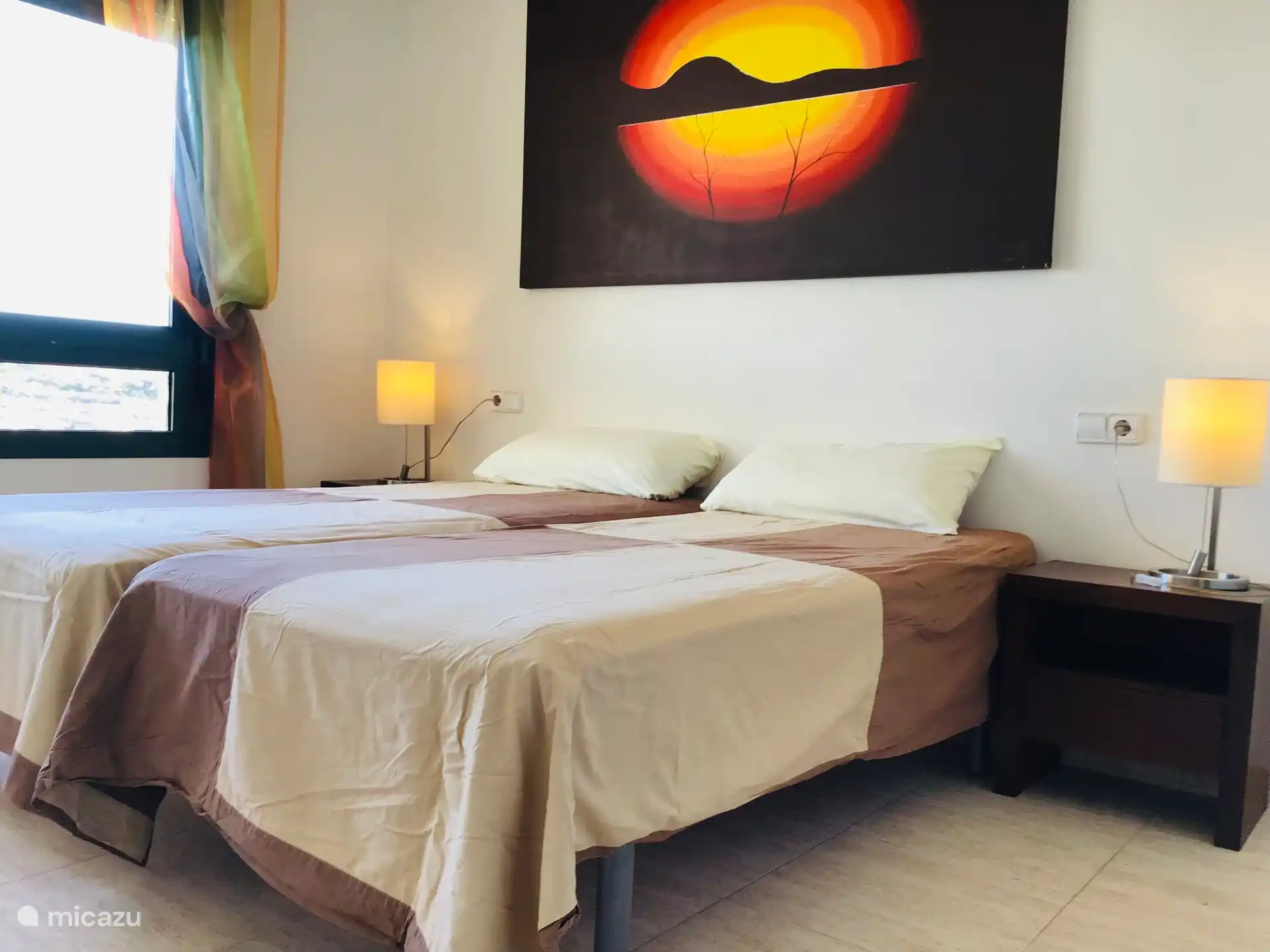 Slaapkamer 1 met badkamer ensuite met douche, toilet en wastafel.