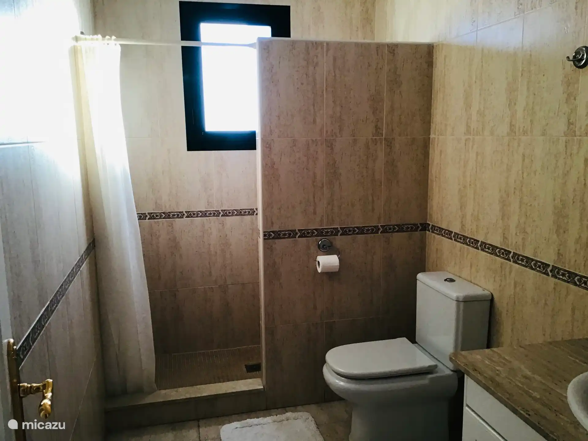 Badkamer 3 gelegen op tweede verdieping met douche, toilet en wastafel.