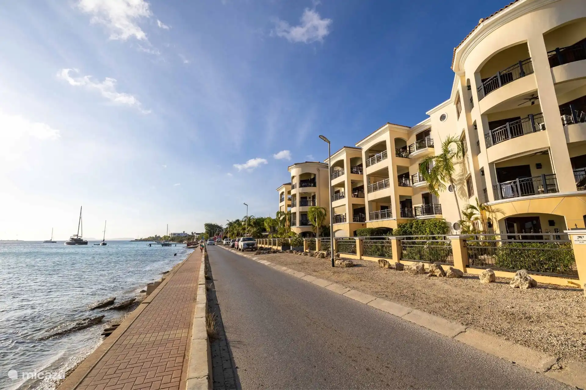 5 min lopen aan de boulevard naar het centrum van Kralendijk. 