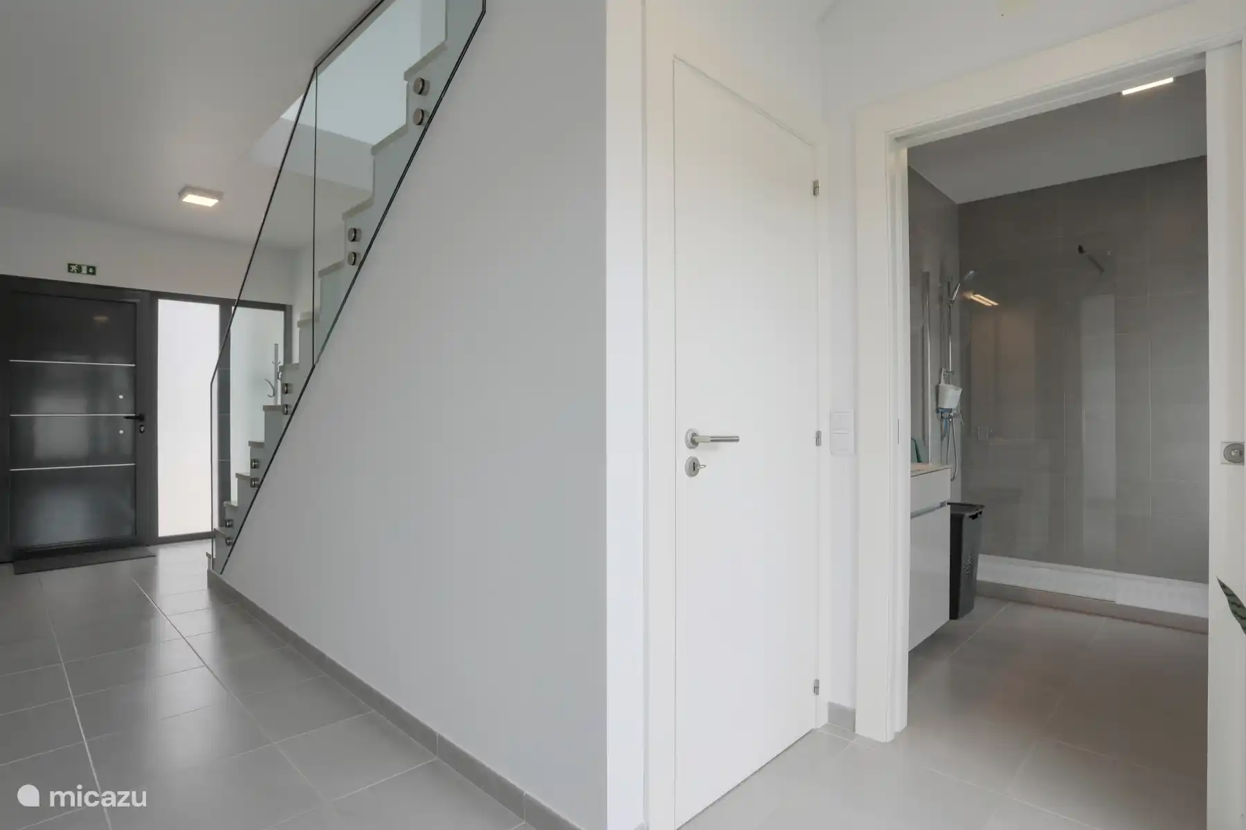 Porte d’entrée, débarras/placard d’escalier et salle de bain au rez-de-chaussée