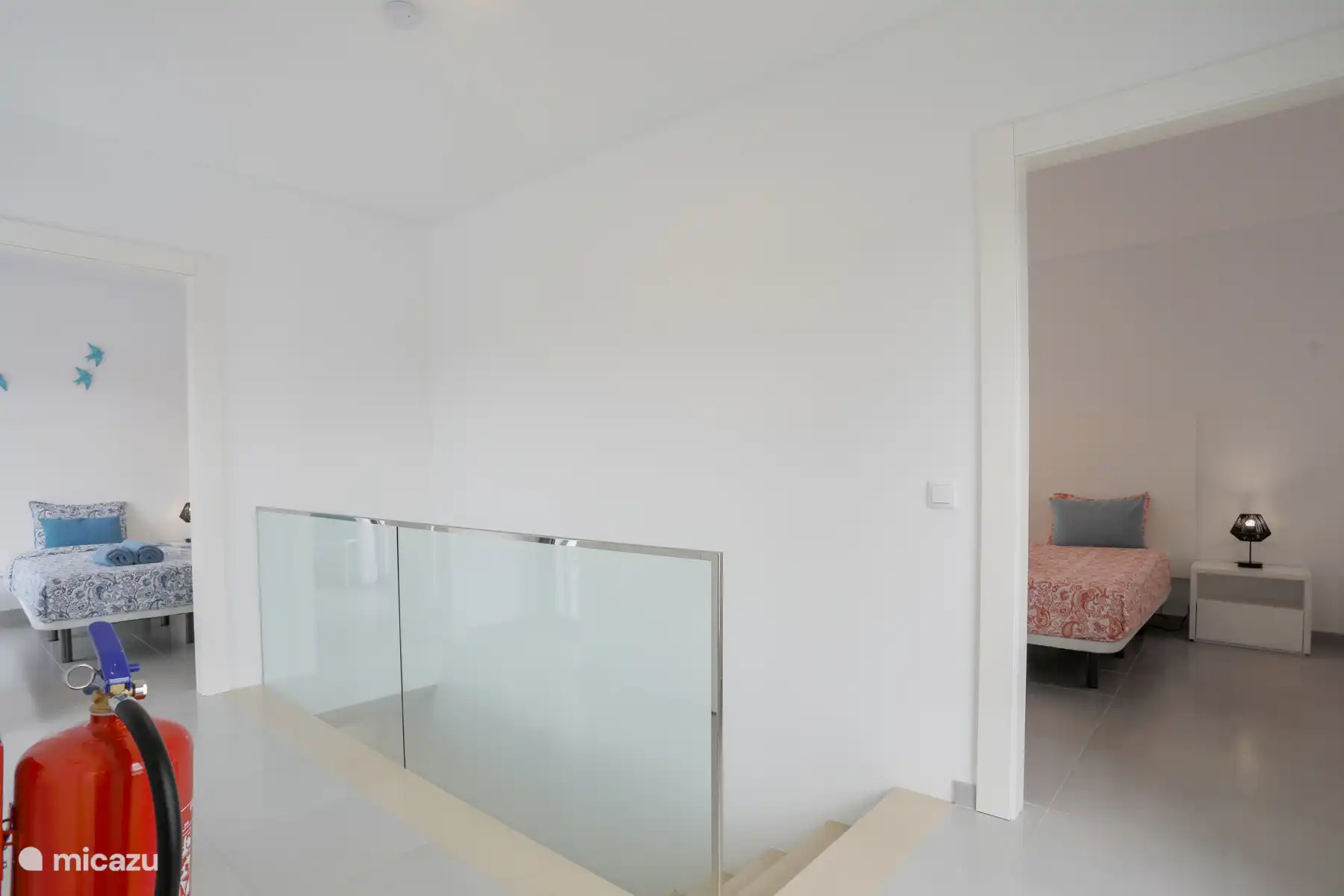 Palier à l’étage. Accès aux chambres, à la salle de bain et à la terrasse sur le toit.