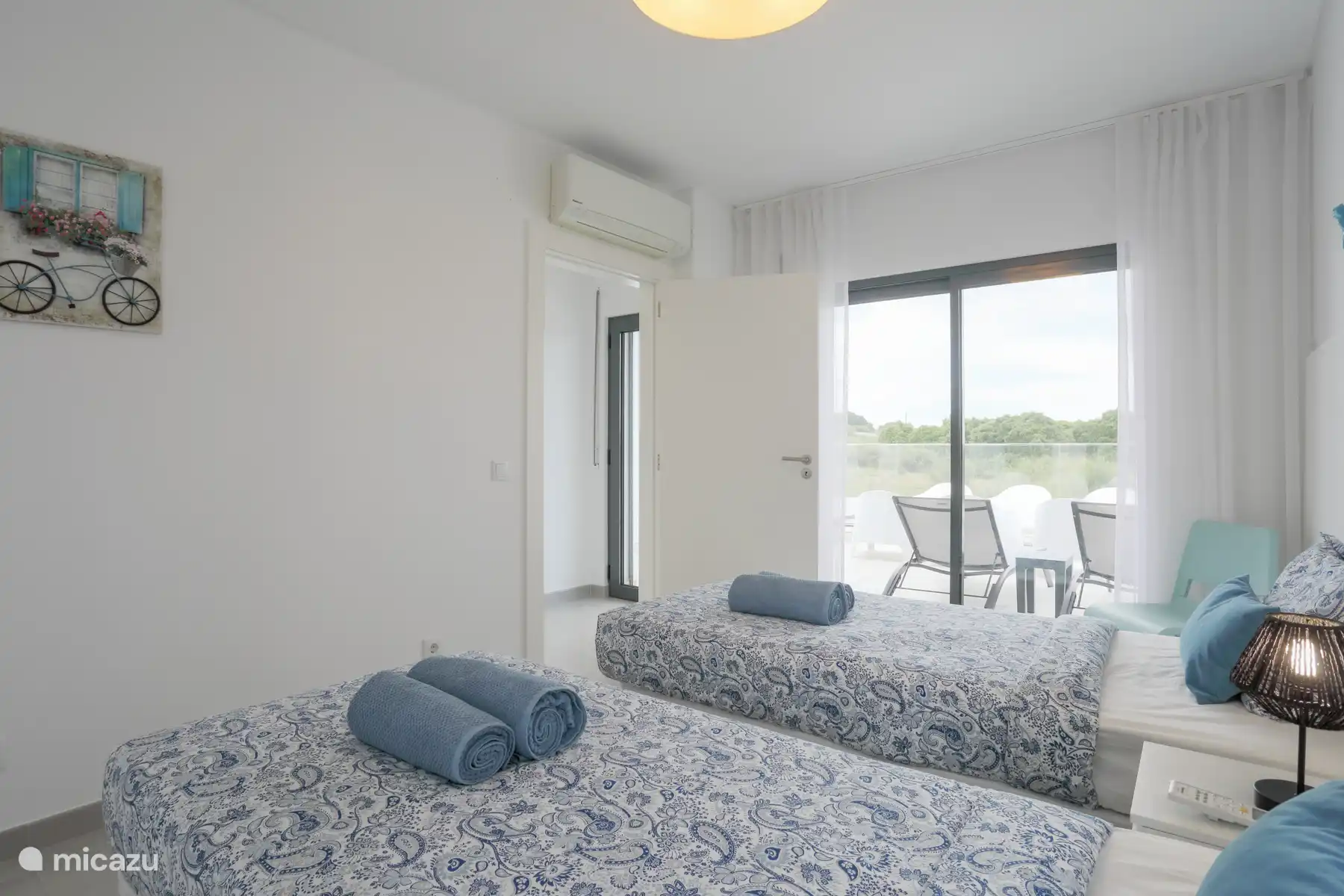 La chambre, climatisée, vivant sur le toit terrasse dispose de deux lits simples qui peuvent être rapprochés si nécessaire. 