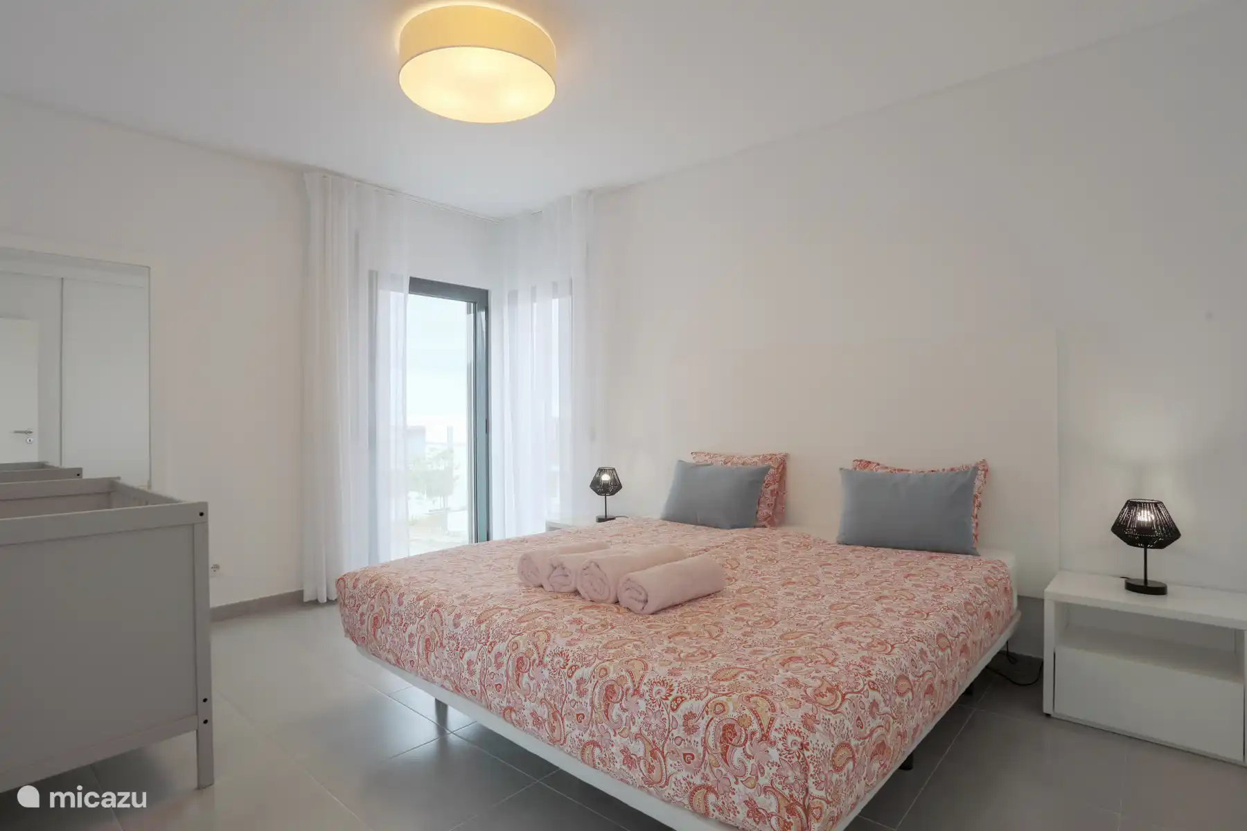 Chambre avec balcon privé et lit bébé