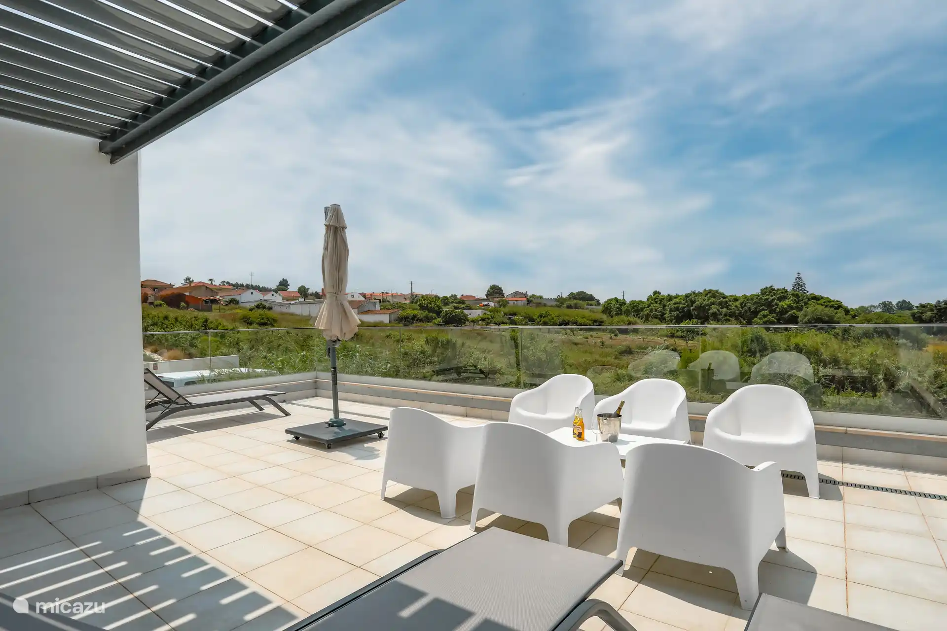 La grande terrasse sur le toit offre une vue enrichissante et est un endroit agréable pour bronzer ou s’asseoir. 