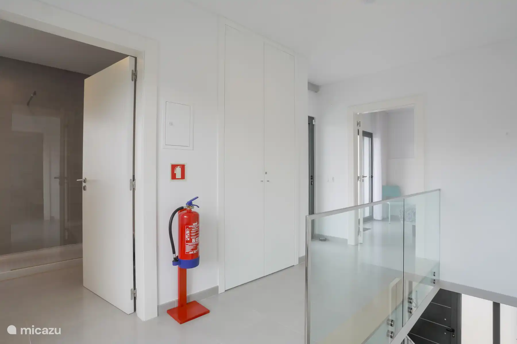 Palier, la porte du milieu donne accès à la terrasse sur le toit.