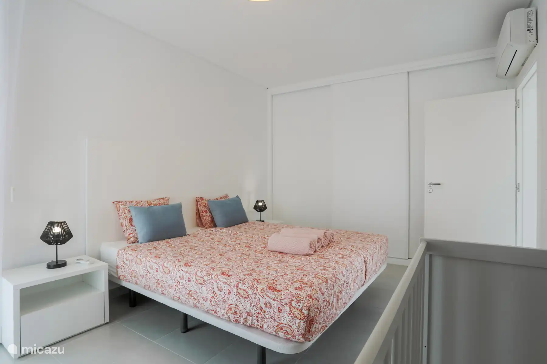 Chambre principale, équipée en standard d’un lit bébé 