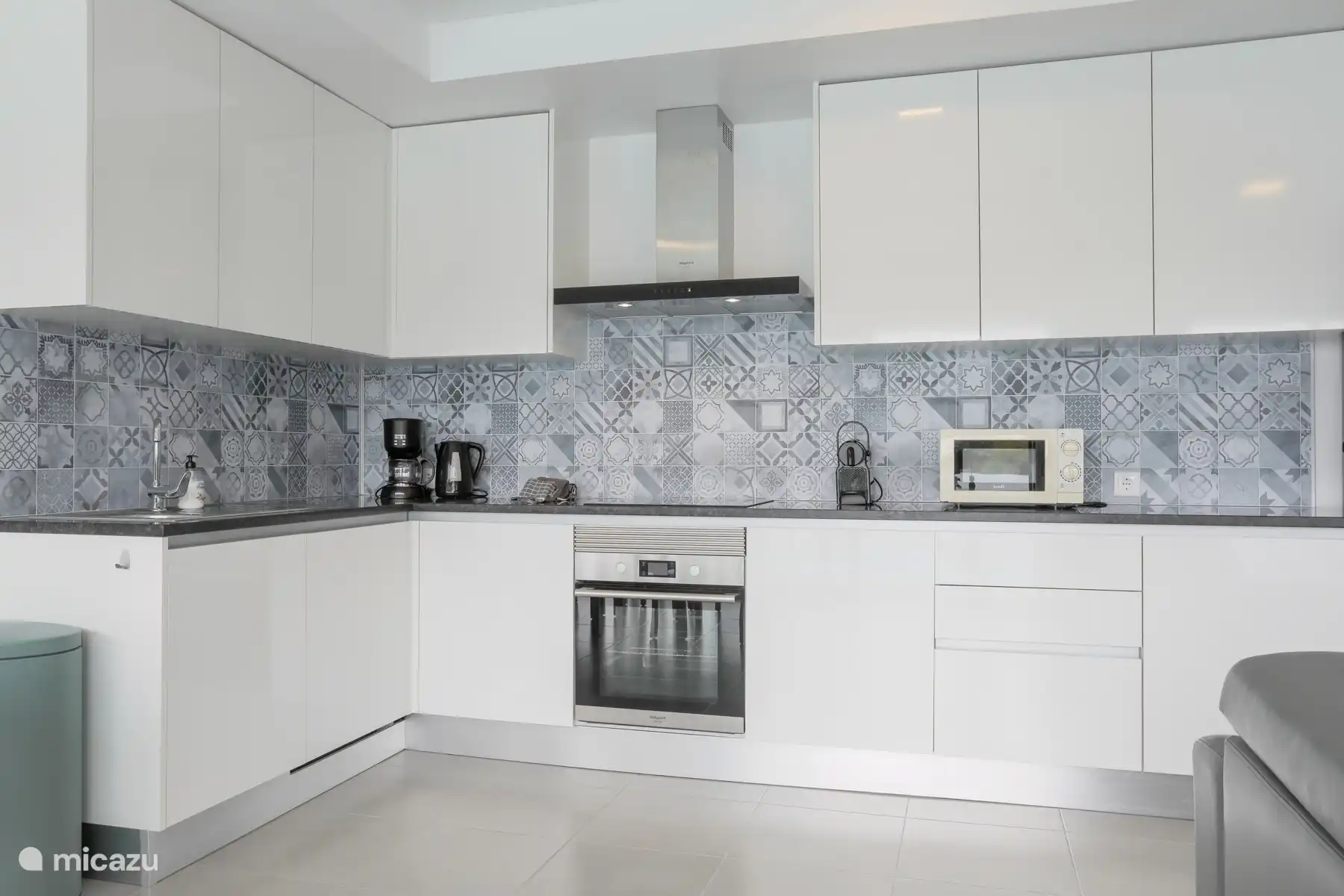 Cuisine, avec four, lave-vaisselle, micro-ondes, hotte aspirante, réfrigérateur-congélateur