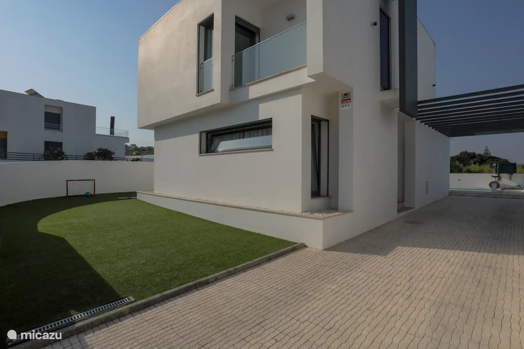 Devant de la villa avec allée pour 2 voitures