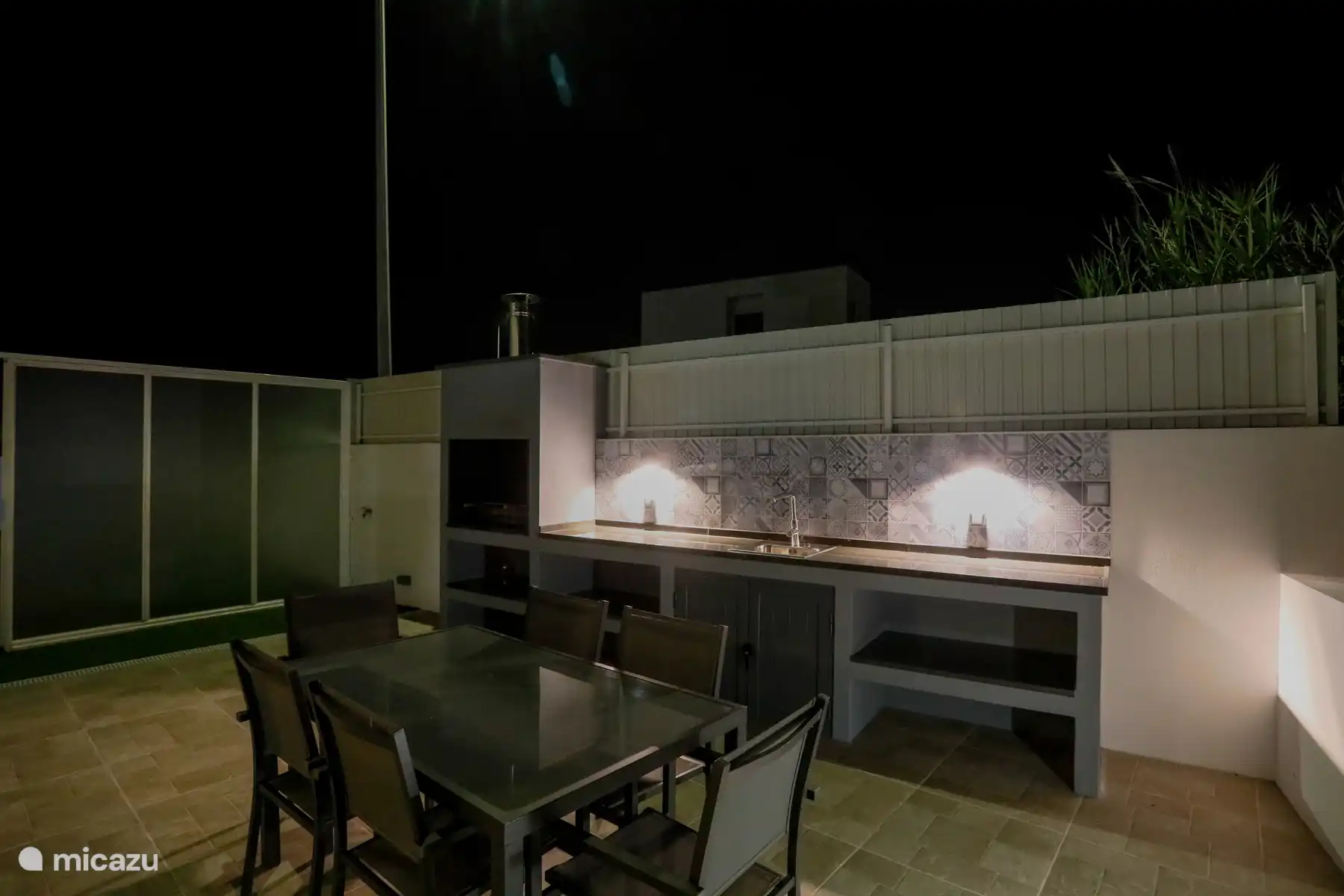 Eclairage de la cuisine extérieure et belle terrasse pour de beaux moments de vacances. 