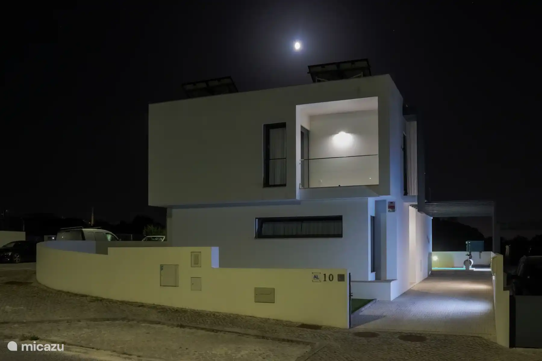 La villa de l’avant avec portail verrouillable, située sur une route calme (où il n’y a pas de trafic de transit)