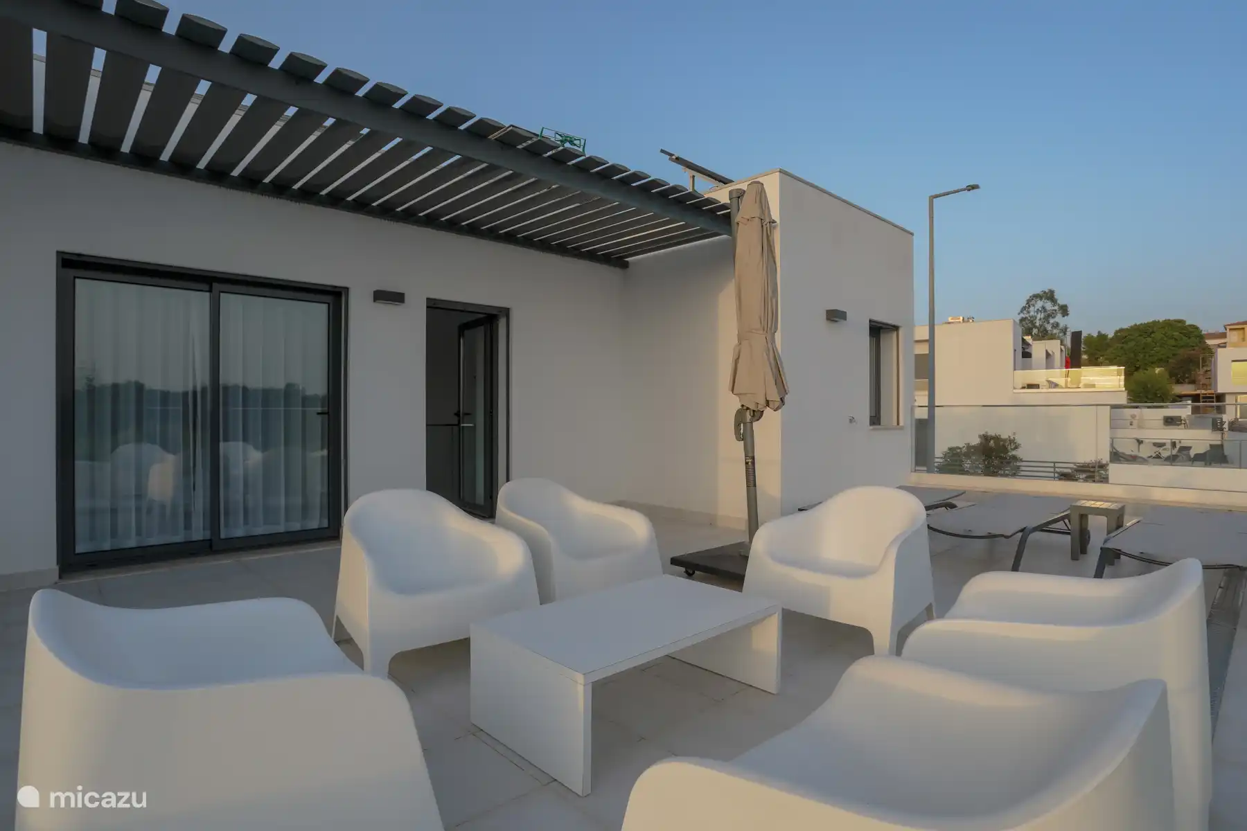 Terrasse sur le toit au soleil du soir