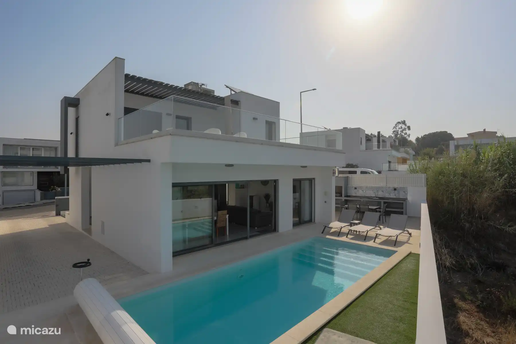 Villa de luxe avec soleil toute la journée, photo prise à 9h00 du matin