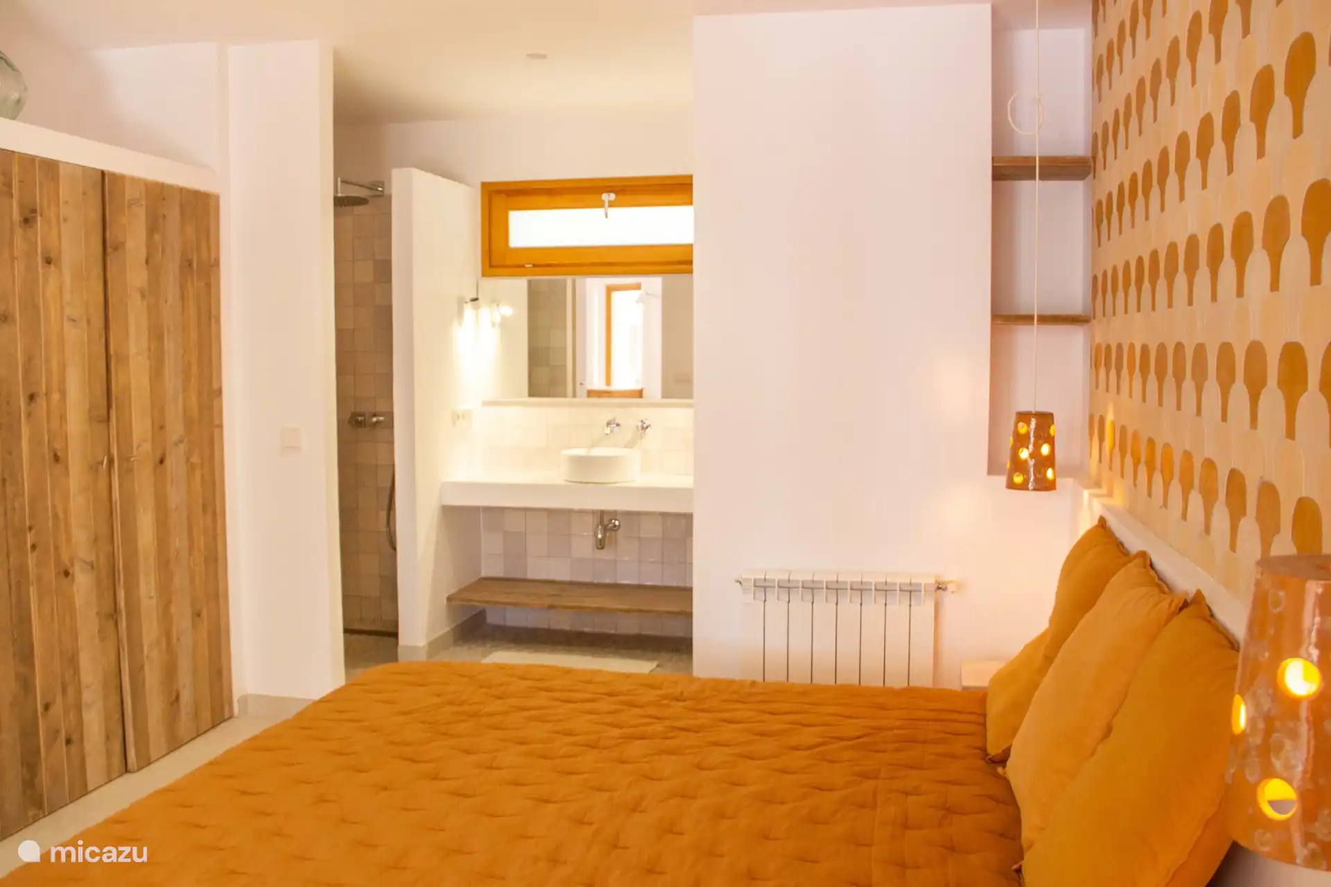 Aquí hay dos dormitorios más, cada uno con su propio baño.